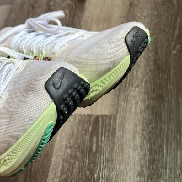 Nike - Picture 15 of 17